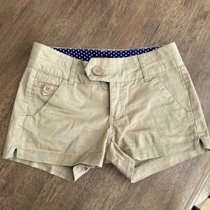 Cute khaki shorts for spring and summer